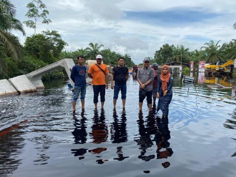 Ardi Suprianto bersama tim di lokasi banjir