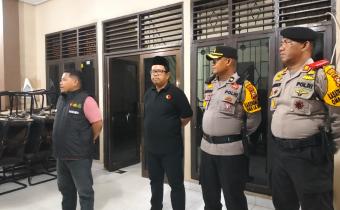 Ketua Bawaslu Bengkalis Usman bersama Ketua Bawaslu Provinsi Riau Alnofrizal saat memberikan arahan pada persiapan Apel Patroli Anti Politik Uang (12/2)