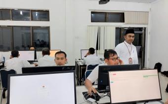 Kordiv SDM dan Organisasi Andi Setiawan saat melakukan pengawasan Computer Assisted Test (CAT) Calon PPK di Kampus Politeknik Negeri Bengkalis(06/05) 