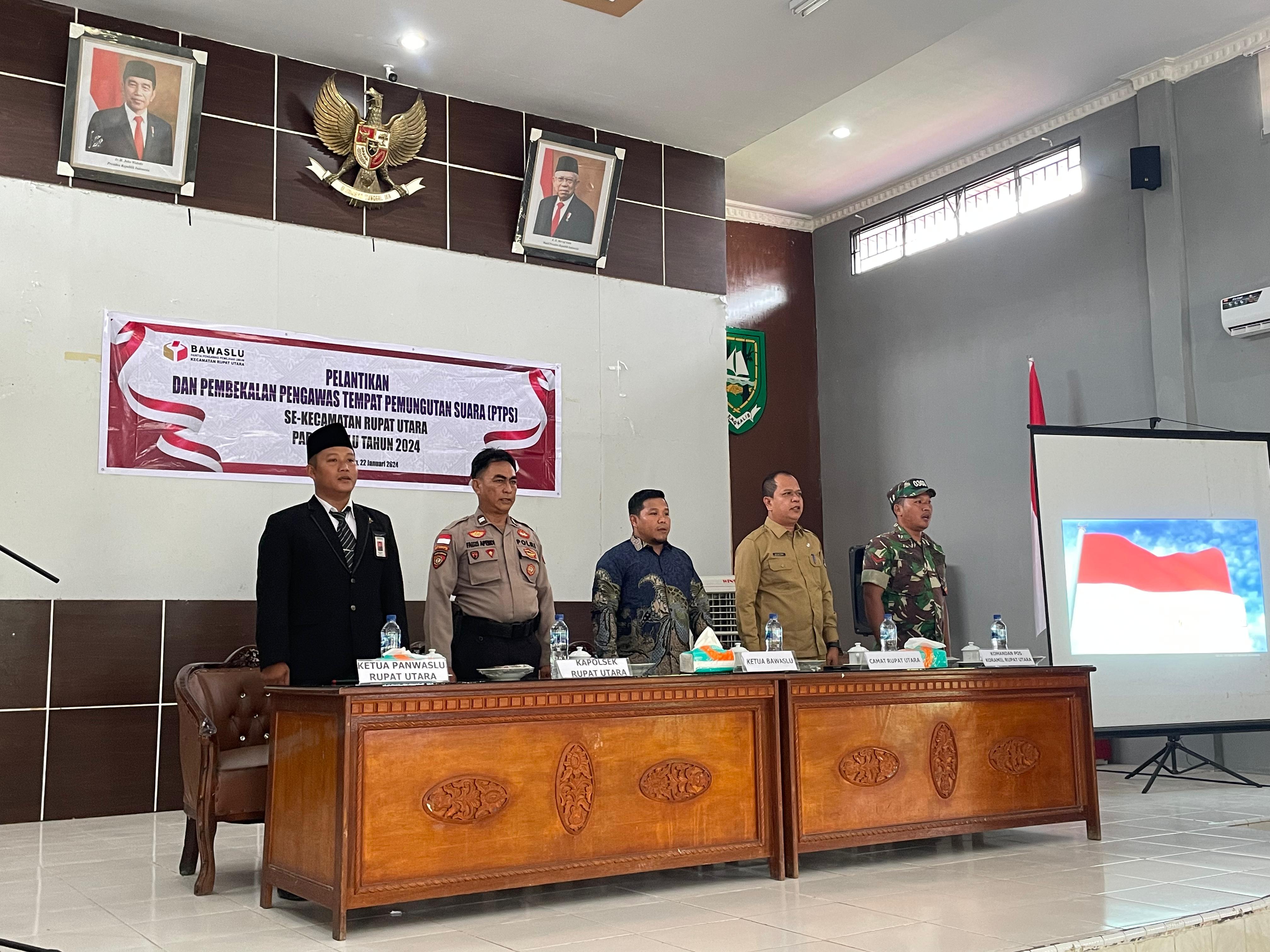 Ketua Bawaslu Bengkalis Usman (tengah) bersama Ketua Panwaslu Kecamatan Rupat Utara (Kiri) dan jajaran Forkopimcam Rupat Utara pada Pelantikan PTPS Kecamatan Rupat Utara