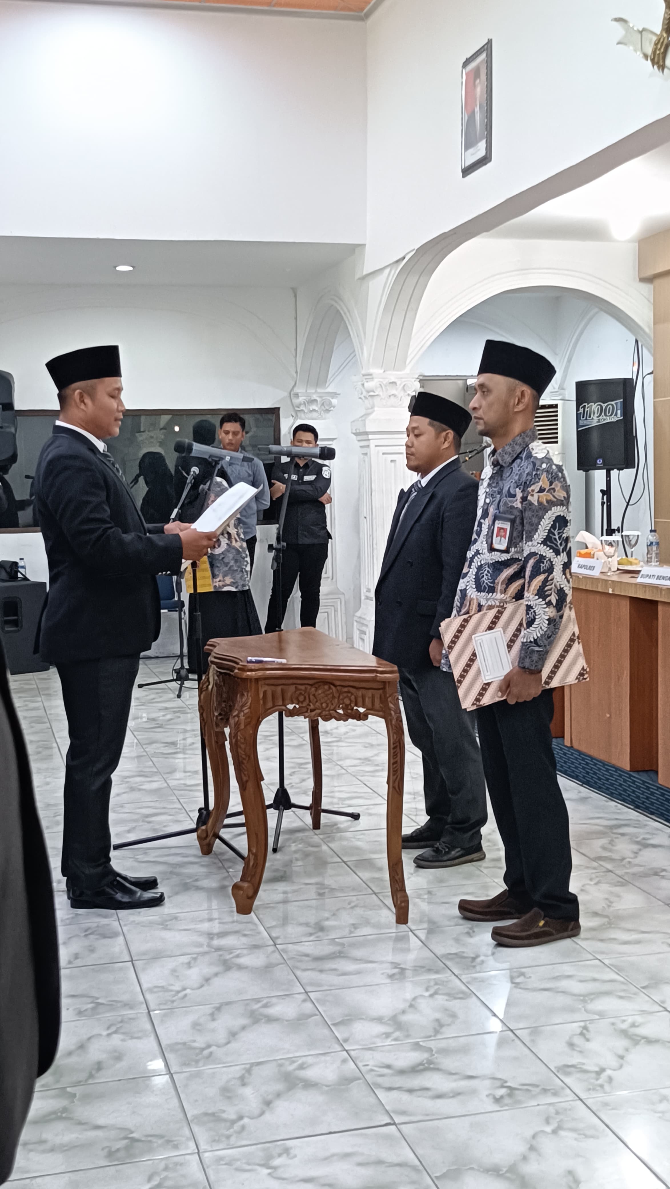 Ketua Bawaslu Bengkalis, Usman saat melantik Panwaslu Kecamatan se- Kabupaten Bengkalis.