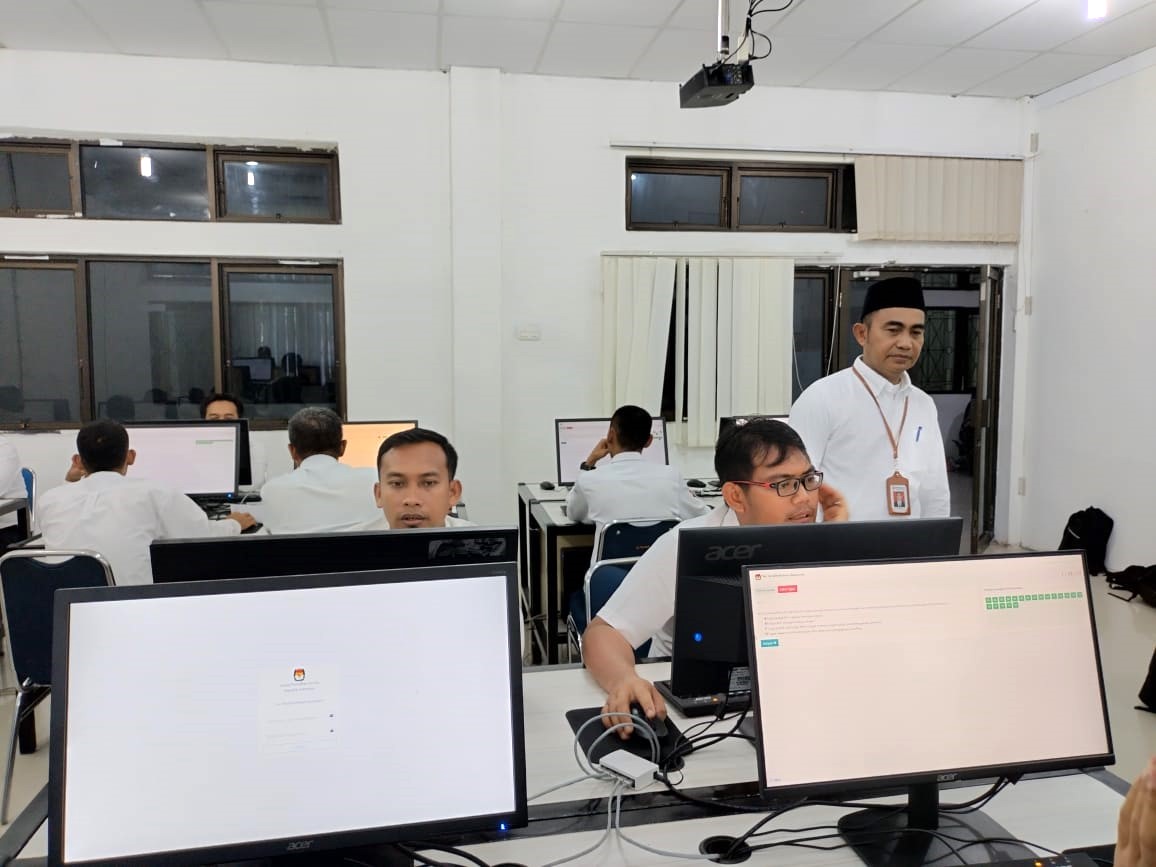 Kordiv SDM dan Organisasi Andi Setiawan saat melakukan pengawasan Computer Assisted Test (CAT) Calon PPK di Kampus Politeknik Negeri Bengkalis(06/05) 