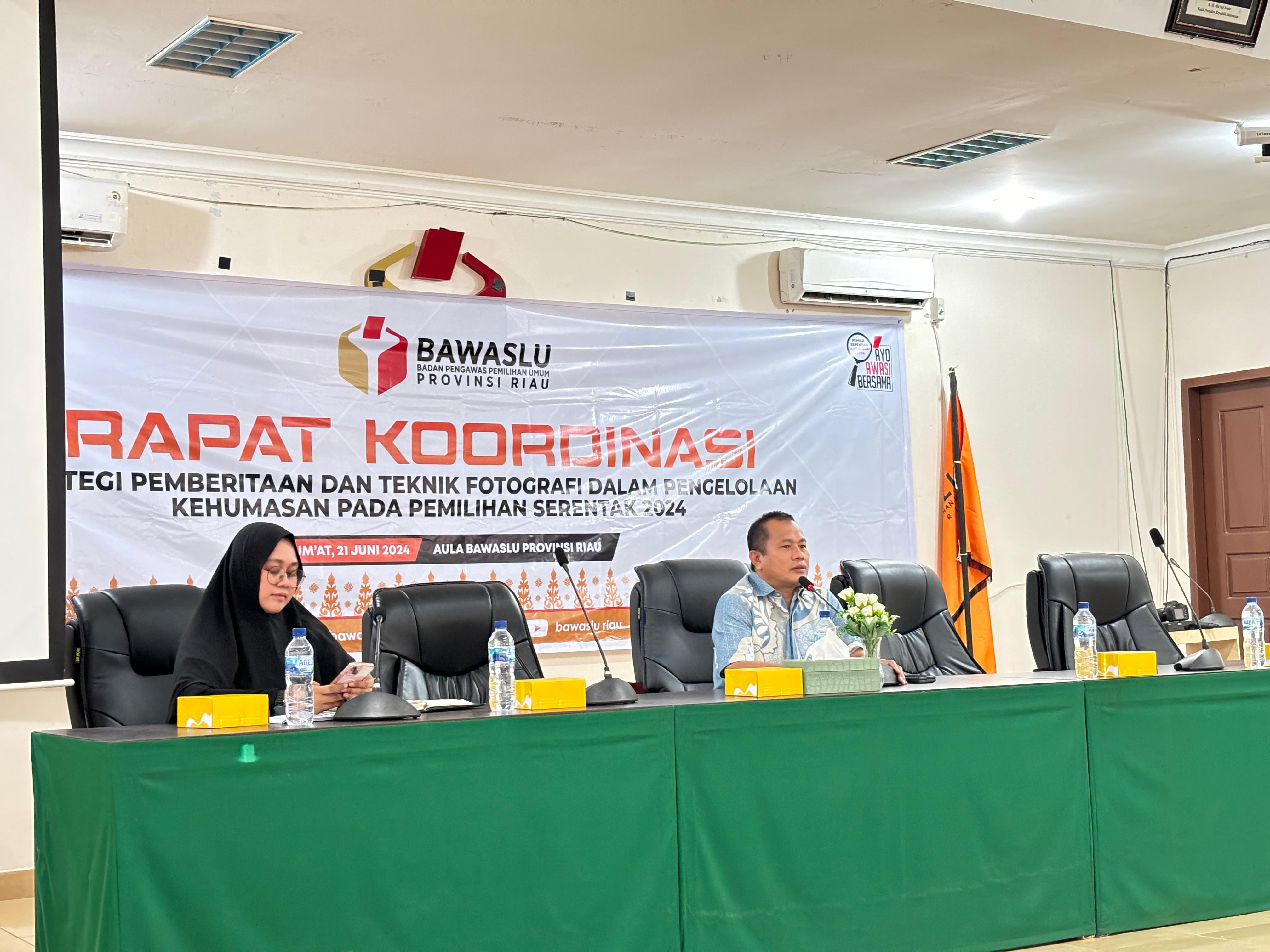 Kordiv Pencegahan, Parmas, dan Humas Bawaslu Provinsi Riau, Amiruddin Sijaya saat membuka Rapat didampingi Kabag Hukum, Humas dan Datin Bawaslu Provinsi Riau Dona Donora di Aula Bawaslu Provinsi Riau (21/6).