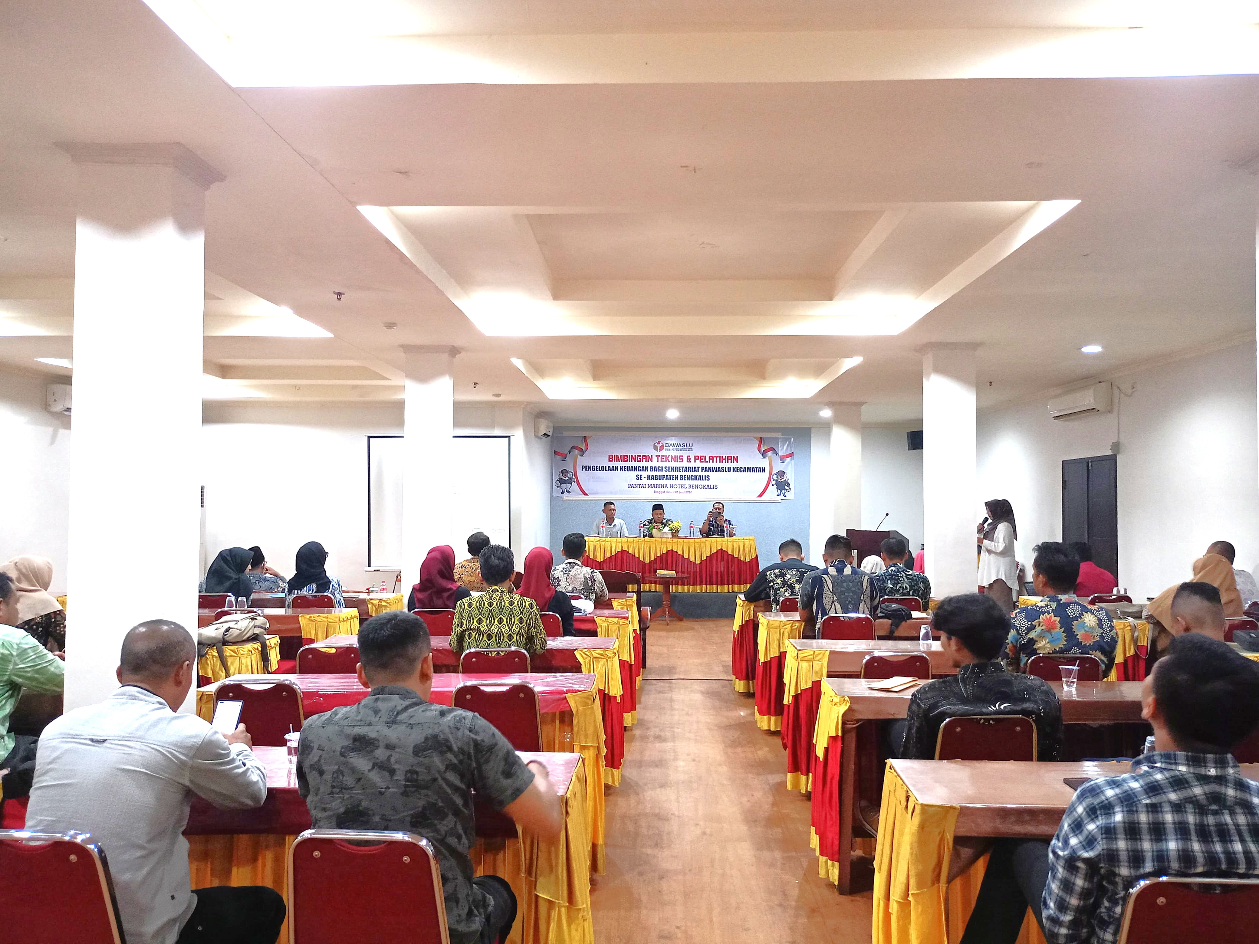 Pembukaan Bimtek dan Pelatihan Pengelolaan Keuangan Bagi Sekretariat Panwaslu Kecamatan Se-Kabupaten Bengkalis di Aula Pantai Marina Hotel Bengkalis, Selasa (4/6).