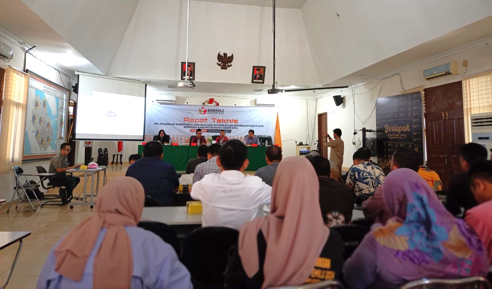 Rapat Teknis Pelaksanaan Monitoring dan Evaluasi Keterbukaan Informasi Publik bagi Bawaslu Kabupaten/Kota Tahun 2024 di Aula Bawaslu Riau pada Jum’at, (07/06/2024).