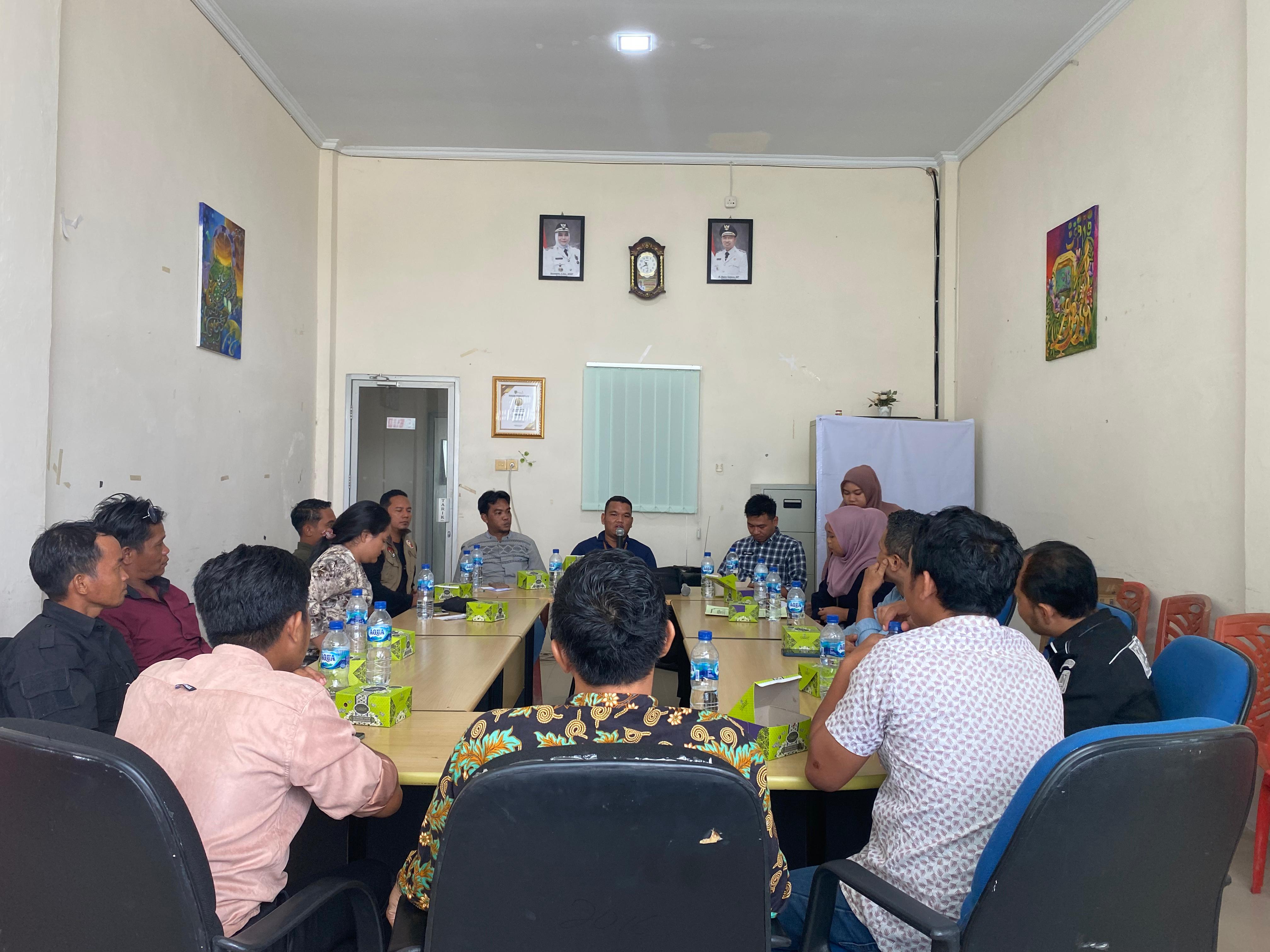 Anggota Bawaslu Kabupaten Bengkalis Ardi Suprianto saat melakukan supervisi dan monitoring tahapan perekrutan Pantarlih dan penyusunan daftar pemilih di Kecamatan Pinggir dan Talang Muandau(14/06).