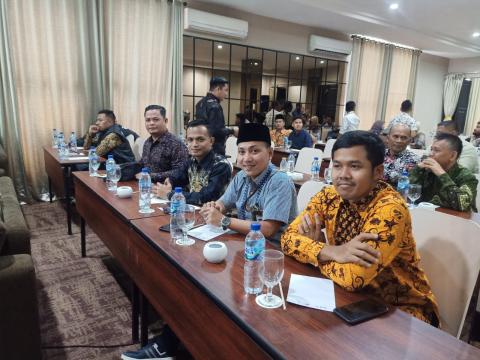 Kordiv PP dan Datin Bawaslu Bengkalis Budi Kurnialis (dua dari kiri) saat mengikuti Rakernis Sosialisasi dan Implementasi Peraturan Bawaslu dan Produk Hukum bertempat di Grand Zuri Duri  Sabtu (27/1)