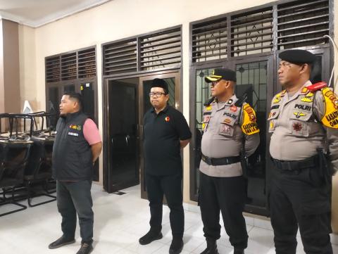 Ketua Bawaslu Bengkalis Usman bersama Ketua Bawaslu Provinsi Riau Alnofrizal saat memberikan arahan pada persiapan Apel Patroli Anti Politik Uang (12/2)