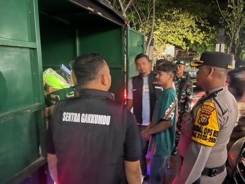 Pemeriksaan salah satu kendaraan saat patroli