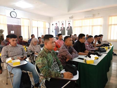 Kordiv Penanganan Pelanggaran dan Data Informasi Bawaslu Bengkalis, Budi Kurnialis saat mengikuti Rapat Teknis Pelaksanaan Monitoring dan Evaluasi Keterbukaan Informasi Publik.