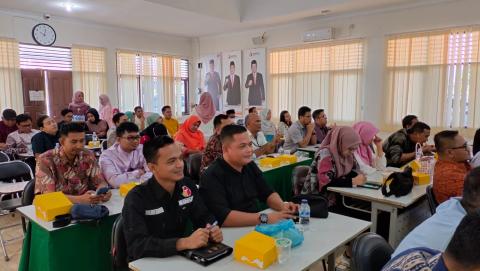 Anggota Bawaslu Kabupaten Bengkalis Budi Kurnialis saat mengikuti Rapat Koordinasi.