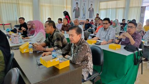 Anggota Bawaslu Kabupaten Bengkalis Mendra saat mengikuti Rapat Koordinasi.