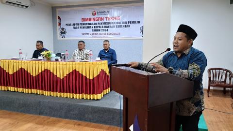 Ketua Bawaslu Bengkalis, Usman saat memberikan arahan pada pembukaan Bimbingan Teknis Pengawasan Penyusunan Daftar Pemilih pada Pemilihan Kepala Daerah Serentak Tahun 2024 di Kabupaten Bengkalis bagi Panwaslu Kecamatan se-Kabupaten Bengkalis, Jumat (21/6) kemarin di Hotel Marina Bengkalis.