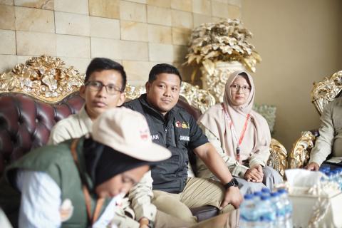 Ketua Bawaslu Bengkalis, Usman saat melakukan pengawasan coklit di kediaman Bupati Bengkalis, Pinggir (13/7)
