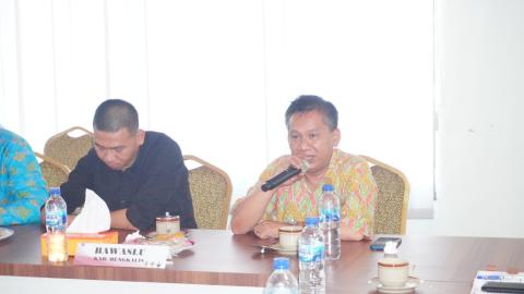 Anggota Bawaslu Bengkalis, Mendra saat menyampaikan imbauan terkait Pemutakhiran Data Pemilih Lokasi Khusus untuk Pilkada 2024 (18/7). 