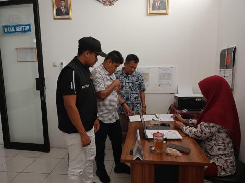 Anggota Bawaslu Bengkalis Mendra dan Staf Rozali berpose bersama komisioner KPU dan staf saat melakukan pengawasan klarifikasi dokumen persyaratan bakal calon bupati dan wakil bupati Bengkalis di UTS Surabaya, Jawa Timur.