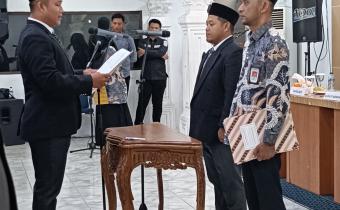 Ketua Bawaslu Bengkalis, Usman saat melantik Panwaslu Kecamatan se- Kabupaten Bengkalis.