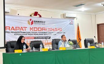 Kordiv Pencegahan, Parmas, dan Humas Bawaslu Provinsi Riau, Amiruddin Sijaya saat membuka Rapat didampingi Kabag Hukum, Humas dan Datin Bawaslu Provinsi Riau Dona Donora di Aula Bawaslu Provinsi Riau (21/6).